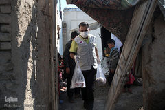 توزیع بسته های غذایی هم نمک میان اتباع خارجی نیازمند در روستای «سلمان آباد» کهریزک