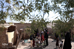 توزیع بسته های غذایی هم نمک میان اتباع خارجی نیازمند در روستای «سلمان آباد» کهریزک