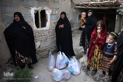 توزیع بسته های غذایی هم نمک میان اتباع خارجی نیازمند در روستای «سلمان آباد» کهریزک