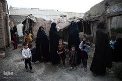 توزیع بسته های غذایی هم نمک میان اتباع خارجی نیازمند در روستای «سلمان آباد» کهریزک