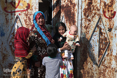 توزیع بسته های غذایی هم نمک میان اتباع خارجی نیازمند در روستای «سلمان آباد» کهریزک