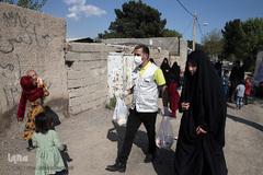 توزیع بسته های غذایی هم نمک میان اتباع خارجی نیازمند در روستای «سلمان آباد» کهریزک