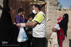 توزیع بسته های غذایی هم نمک میان اتباع خارجی نیازمند در روستای «سلمان آباد» کهریزک