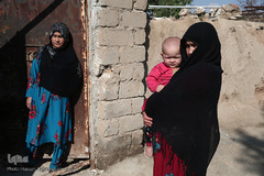 توزیع بسته های غذایی هم نمک میان اتباع خارجی نیازمند در روستای «سلمان آباد» کهریزک