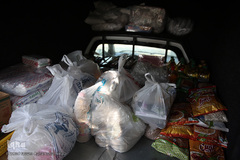 توزیع بسته های غذایی هم نمک میان اتباع خارجی نیازمند در روستای «سلمان آباد» کهریزک