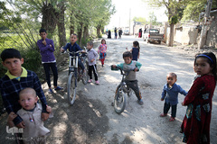 توزیع بسته های غذایی هم نمک میان اتباع خارجی نیازمند در روستای «سلمان آباد» کهریزک