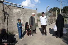 توزیع بسته های غذایی هم نمک میان اتباع خارجی نیازمند در روستای «سلمان آباد» کهریزک