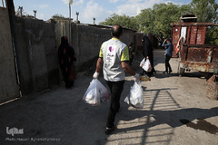 توزیع بسته های غذایی هم نمک میان اتباع خارجی نیازمند در روستای «سلمان آباد» کهریزک