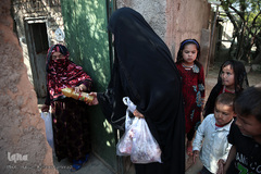 توزیع بسته های غذایی هم نمک میان اتباع خارجی نیازمند در روستای «سلمان آباد» کهریزک