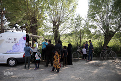 توزیع بسته های غذایی هم نمک میان اتباع خارجی نیازمند در روستای «سلمان آباد» کهریزک