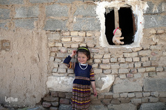 توزیع بسته های غذایی هم نمک میان اتباع خارجی نیازمند در روستای «سلمان آباد» کهریزک