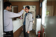 خبرگزاری ایسنا برای حفظ سلامتی کارمندانش در ورودی خبرگزاری دستگاه تب‌سنج گذاشته است.