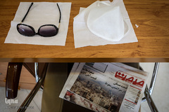 خبرنگاران هر روز قبل از شروع کار وسایل خود را ضد عفونی می‌کنند.