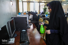 خبرنگاران هر روز قبل از شروع کار و در فواصل مختلف کار وسایل خود را ضد عفونی می‌کنند.