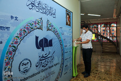 خبرنگاران خبرگزاری ایکنا در روزهای کرونایی به صورت شیفتی  و با رعایت فاصله یک متری کار می‌کنند. این رسانه کارمندان را ملزم به زدن ماسک کرده است.
