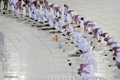 اقامه نماز در کنار کعبه با حفظ فاصله اجتماعی