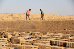 اینجا آجرها نان می‌شوند
