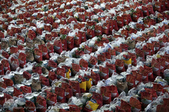 اعزام بسته های حمایتی خیریه آبشار عاطفه ها به مناطق محروم ۱۴استان کشور