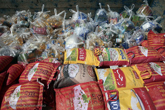 اعزام بسته های حمایتی خیریه آبشار عاطفه ها به مناطق محروم ۱۴استان کشور