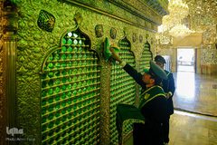 تعویض پرچم حرم مطهر شاهچراغ(ع)