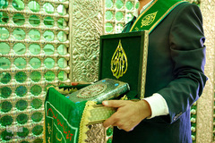 تعویض پرچم حرم مطهر شاهچراغ(ع)