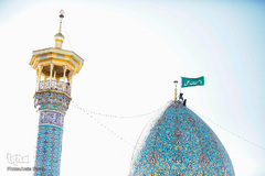 تعویض پرچم حرم مطهر شاهچراغ(ع)