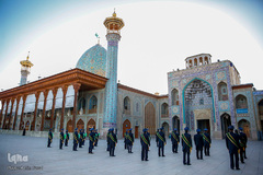 تعویض پرچم حرم مطهر شاهچراغ(ع)