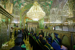 تعویض پرچم حرم مطهر شاهچراغ(ع)