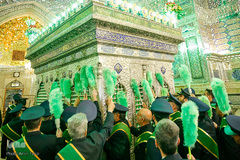 تعویض پرچم حرم مطهر شاهچراغ(ع)