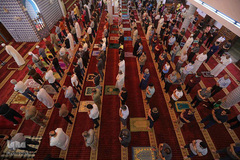 اقامه نماز جماعت در مسجدی در شهر اربیل، مرکز اقلیم کردستان عراق

