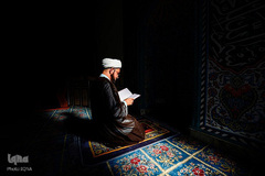 روحانی عراقی در حال قرآن خواندن در حرم امام علی(ع)

