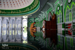 نماز خواندن مردی در مسجد «المنوره» در «جانتو» اندونزی 

