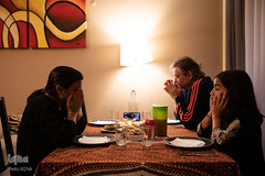خانواده مسلمان پرتغالی در حال افطار کردن

