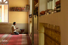 نماز خواندن یک مرد در مسجدجامع شهر «کاتماندو» نپال 

