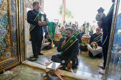 آیین گلاب شویی و تعویض گل ضریح مبارک حرم حضرت شاهچراغ (ع)