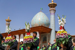 آیین گلاب شویی و تعویض گل ضریح مبارک حرم حضرت شاهچراغ (ع)