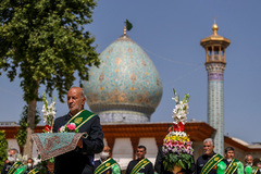 آیین گلاب شویی و تعویض گل ضریح مبارک حرم حضرت شاهچراغ (ع)