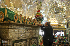 آیین گلاب شویی و تعویض گل ضریح مبارک حرم حضرت شاهچراغ (ع)