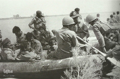 انتقال اسرای عراقی از رود کارون، منطقه انرژی اتمی. عکاس: فاطمه نواب صفوی
