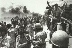 انتقال اسرای عراقی، محوطه بندر. عکاس: شهید گودرزی نیا
