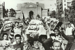 میدان امام خمینی در تهران پس از اعلام آزادی خرمشهر. عکاس: علی فریدونی
