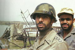 شهید صیادشیرازی در مناطق آزادشده اطراف پل قدیمی شهر. عکاس: اسماعیل داوری
