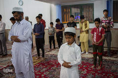 مراسم ختم قرآن در نماز تراویح نمازگزاران اهل تسنن مشهد