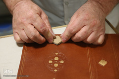 کارگاه هنری صحافی قرآن کریم حرم حضرت معصومه(س)