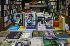 فروشگاه کتاب در خیابان انقلاب