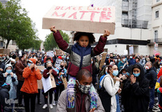 اعتراضات مردم شهر لندن، پایتخت بریتانیا در محکومیت قتل«جورج فلوید» شهروند سیاهپوست این کشور توسط پلیس نژادپرست  آمریکا