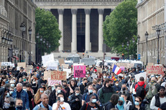 اعتراضات مردم شهر پاریس، پایتخت فرانسه در محکومیت قتل«جورج فلوید» شهروند سیاهپوست این کشور توسط پلیس نژادپرست  آمریکا