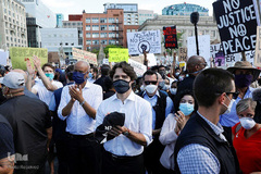 حضور جاستین ترودو، نخست وزیر کانادا در جمع مردم معترض این کشور علیه خشونت نژادپرستانه پلیس آمریکا و قتل«جورج فلوید» شهروند سیاهپوست این کشور