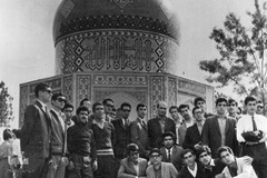 نیشابور، علی شریعتی درکنارعده ای از دانشجویان درحاشیه یکی از اردوها

