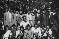 1331. مشهد، علی شریعتی همراه با دوستانش در دانشسرای عالی درمحفلی دوستانه

